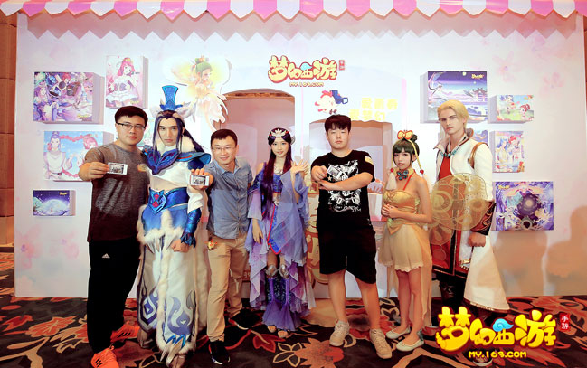 coser亮相现场 互动合影拍拍拍